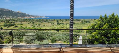 une vue sur l'océan depuis le balcon d'une maison dans l'établissement Villa Cursaninco, à Corbara