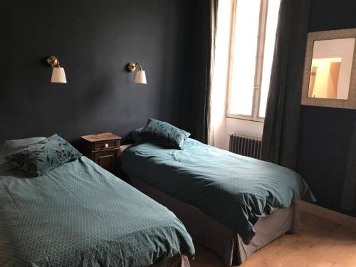 - une chambre avec deux lits à côté d'une fenêtre dans l'établissement Auberge des Alouettes - Châlo St Mars 91, à Châlo-Saint-Mars