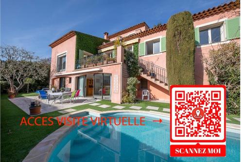 une maison avec un panneau en face d'une piscine dans l'établissement 06C-Villa for 8 persons with pool near Nice, à Tourrette-Levens