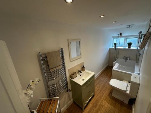 ein Badezimmer mit Waschbecken und Toilette in der Unterkunft Whitebrook Cottage in Mellor
