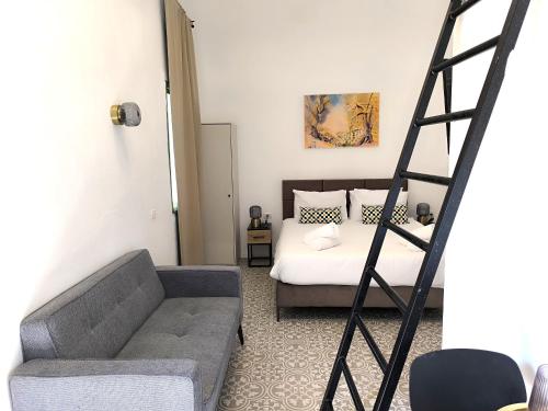 Ένα ή περισσότερα κρεβάτια σε δωμάτιο στο בזלת בוטיק- דירות נופש במרכז טבריה