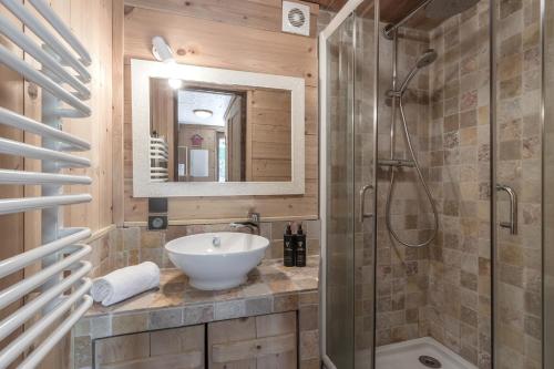 une salle de bain avec un lavabo et une douche dans l'établissement Le Gite - Le Mont Joly - 6 pax, à Saint-Gervais-les-Bains