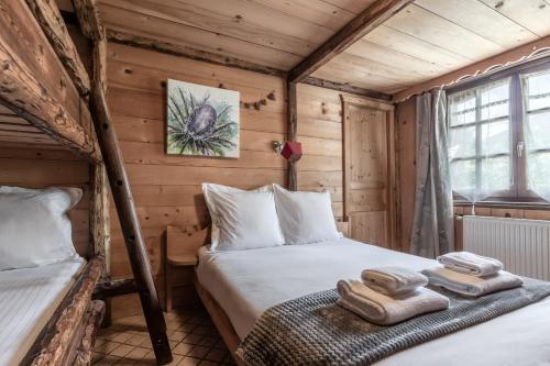 - une chambre avec 2 lits dans une cabane en bois dans l'établissement Le Gite - Le Mont Joly - 6 pax, à Saint-Gervais-les-Bains