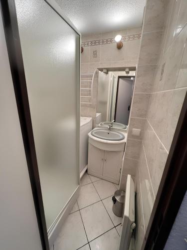une petite salle de bain avec toilettes et lavabo dans l'établissement Appartement centre Saint Gervais-Vue imprenable, à Saint-Gervais-les-Bains