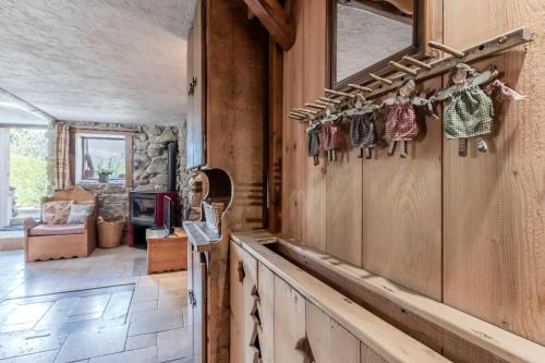 Cette chambre est dotée d'un mur en bois avec des crochets et un miroir. dans l'établissement Le Gite - Le Mont d'Arbois - 5 pax, à Saint-Gervais-les-Bains