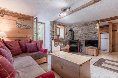 un salon avec un canapé et une cheminée dans l'établissement Le Gite - Le Mont d'Arbois - 5 pax, à Saint-Gervais-les-Bains