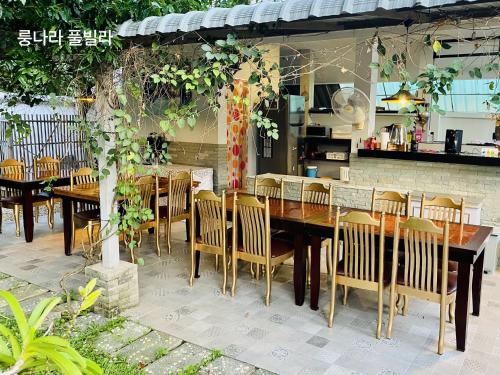 Un restaurante o sitio para comer en Rungnara pool villa