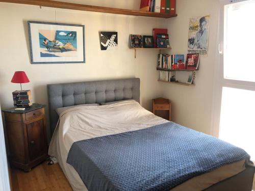 une chambre avec un lit avec une couette bleue dans l'établissement Appart trois chambres et terrasse, à Sète