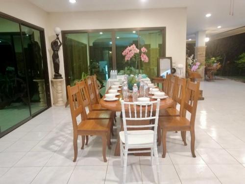 Area soggiorno di Natura Ravee Greenstay เนเชอร่า ระวี กรีนสเตย์