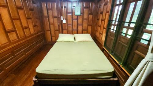 Letto o letti in una camera di Natura Ravee Greenstay เนเชอร่า ระวี กรีนสเตย์