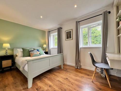 a bedroom with a bed and a desk and a chair at Perfect Very Central and Peaceful Oxford Home with Free Parking & Private Garden - in Oxford
