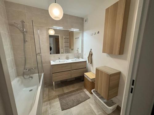 une salle de bain avec une baignoire et un lavabo et une baignoire dans l'établissement Jardin Secret A04, à Antibes