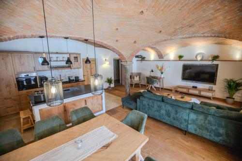 un soggiorno con un divano e un tavolo di Gewölbe-Chalet am Schöberlhof a Eiselfing