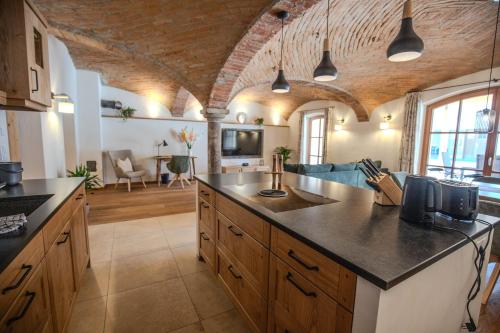 una grande cucina con armadi in legno e un soggiorno di Gewölbe-Chalet am Schöberlhof a Eiselfing
