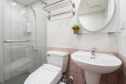 a bathroom with a toilet and a sink and a mirror at 109台北旅館-台北109青旅 109 Taipei Hotel - Taipei 109 Hostel in Taipei