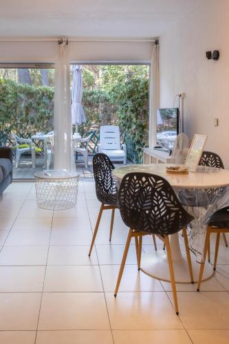 une salle à manger avec une table et des chaises dans l'établissement Le Sissi - Havre de Paix à Sanary, à Sanary-sur-Mer