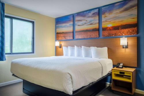 Days Inn & Suites by Wyndham Waterlooにあるベッド