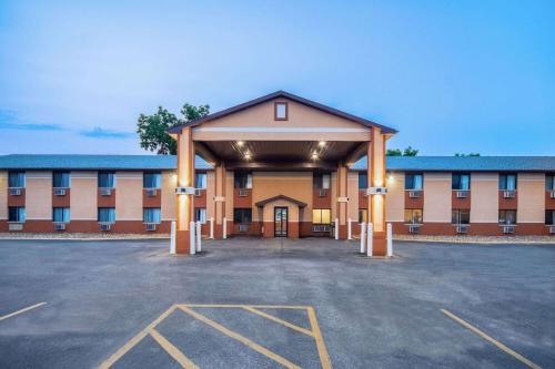 ウォータールーにあるDays Inn & Suites by Wyndham Waterlooの建物の前の空の駐車場