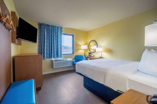 Days Inn & Suites by Wyndham Waterlooにあるベッド