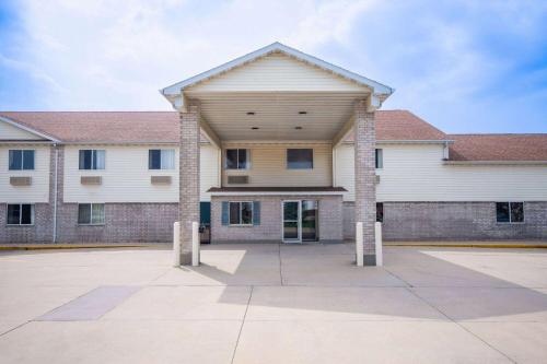 a large building with two columns in front of it at Days Inn by Wyndham Evansdale Waterloo in Evansdale