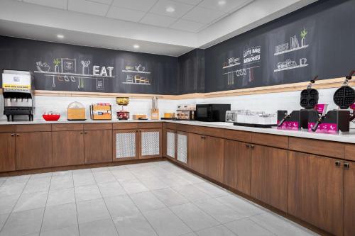 a fast food restaurant with a counter and a counter at Hampton Inn & Suites Atlanta-Six Flags in Lithia Springs
