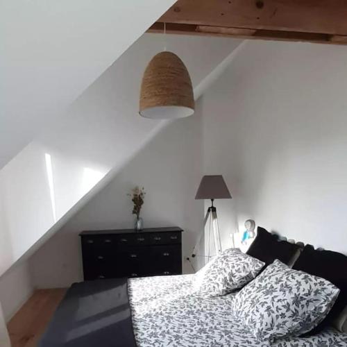 - une chambre avec un lit, une lampe et un escalier dans l'établissement Jolie maison de pêcheur en bord de mer, à Port-Louis