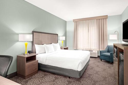 Letto o letti in una camera di La Quinta by Wyndham Newport