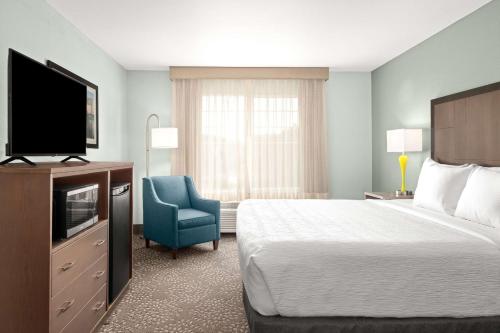 Letto o letti in una camera di La Quinta by Wyndham Newport