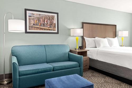 Letto o letti in una camera di La Quinta by Wyndham Newport