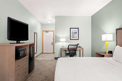 Letto o letti in una camera di La Quinta by Wyndham Newport