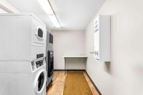 a laundry room with a washer and dryer at Quality Inn & Suites Gorham Riverside in Gorham