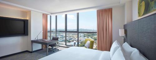 Postel nebo postele na pokoji v ubytování Hilton Garden Inn Puchong