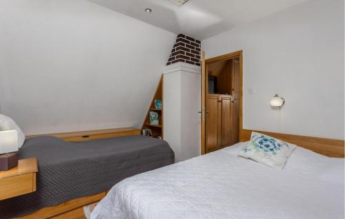 a small room with a bed and a small room with a bed sqor at 2 Bedroom Amazing Home In Mala Lesnica in Mala Lešnica