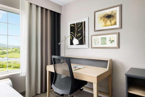 a bedroom with a desk and a bed and a window at Country Inn & Suites by Radisson, Big Flats (Elmira), NY in Horseheads