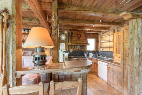 une cuisine avec une table et des chaises dans une cabine dans l'établissement Le Gite - L'oréade - 6 pax, à Saint-Gervais-les-Bains