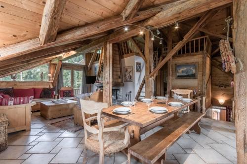 une salle à manger avec une table et des chaises en bois dans l'établissement Le Gite - Le Mont Blanc - 9 pax, à Saint-Gervais-les-Bains
