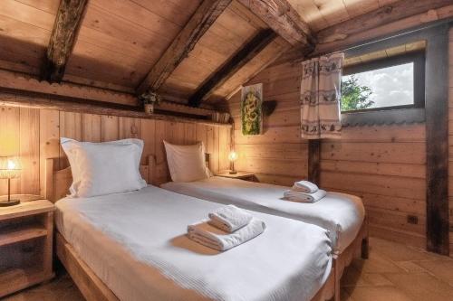 - une chambre avec 2 lits dans une cabane en bois dans l'établissement Le Gite - Le Mont Blanc - 9 pax, à Saint-Gervais-les-Bains