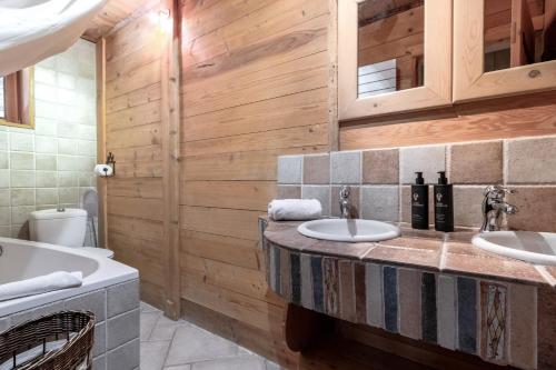 une salle de bain avec deux lavabos et une baignoire dans l'établissement Le Gite - Le Mont Blanc - 9 pax, à Saint-Gervais-les-Bains