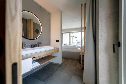 a bathroom with a sink and a mirror at Hotel Sonnenheim in Chienes
