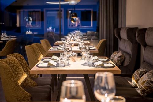 a long table in a restaurant with glasses on it at Hotel Sonnenheim in Chienes
