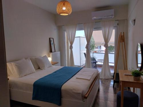 Postel nebo postele na pokoji v ubytování Kalamitsa Beachfront Escape