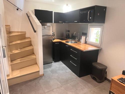 une petite cuisine avec un évier et un réfrigérateur dans l'établissement Maison maltese, à Draguignan