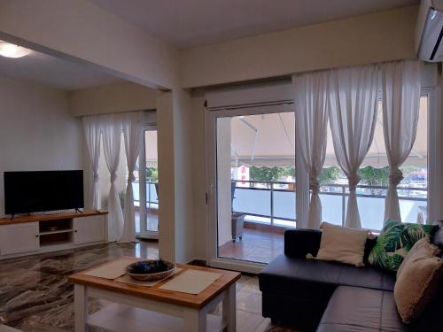 TV a/nebo společenská místnost v ubytování Kalamitsa Beachfront Escape