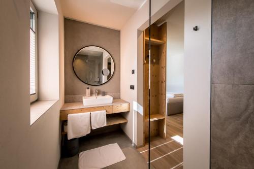 a bathroom with a sink and a mirror at Hotel Sonnenheim in Chienes