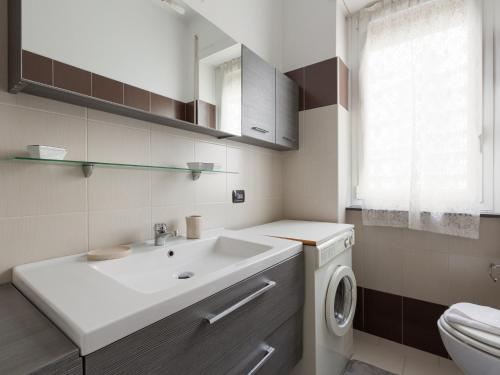 GuestHost - Bande Nere M1 Comfy Apt with Balcony