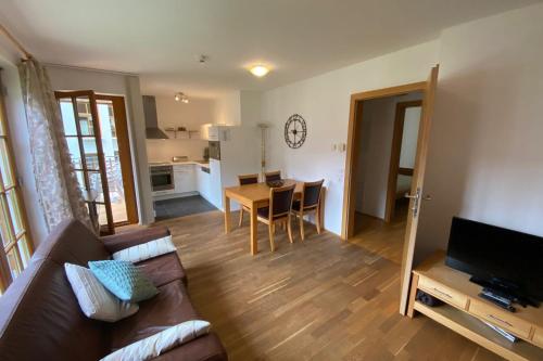 ein Wohnzimmer mit Couch und Tisch in der Unterkunft Christina 3 by SMR Rauris Apartments - close to Gondola and Spa in Rauris