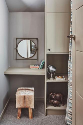 a dressing room with a mirror and a stool at Craig Chat in Oban