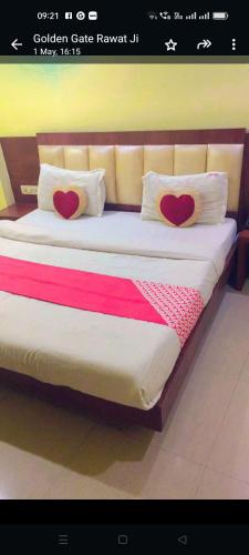 Un dormitorio con una cama con corazones rojos. en Ever Green Guest House Travel & PG デリー日本 人 宿, en Nueva Delhi