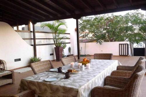 stół z jedzeniem i świecami na patio w obiekcie Villa Garoé w mieście Puerto de las Nieves