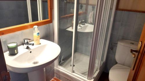 Et badeværelse på Casa adosada con piscina en Palau de Cerdanya